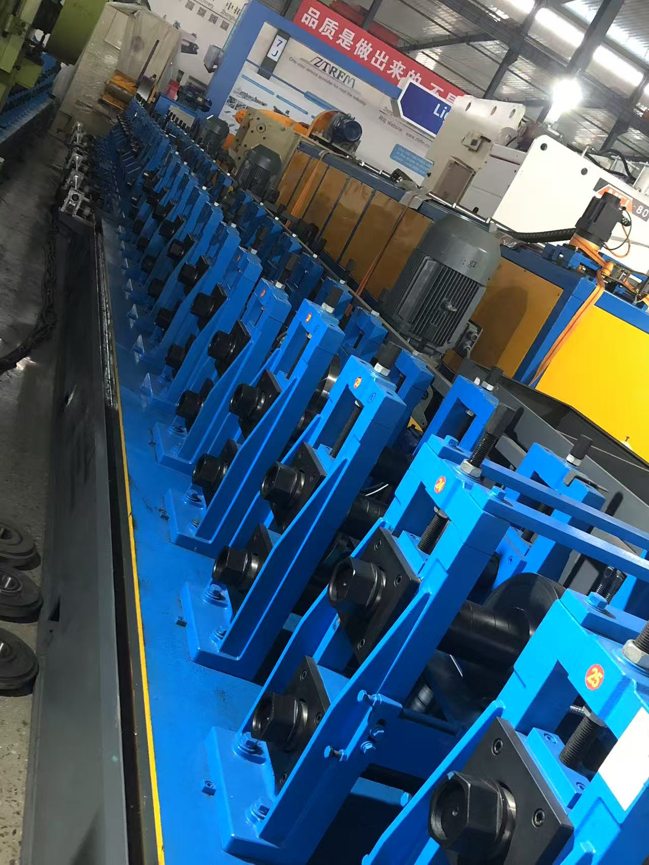 Fully automatic cold bending forming machine for photovoltaic supports
