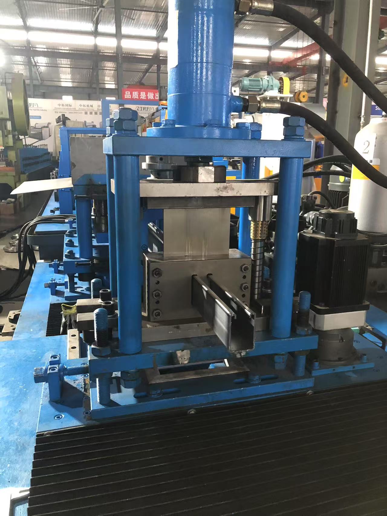 Fully automatic cold bending forming machine for photovoltaic supports