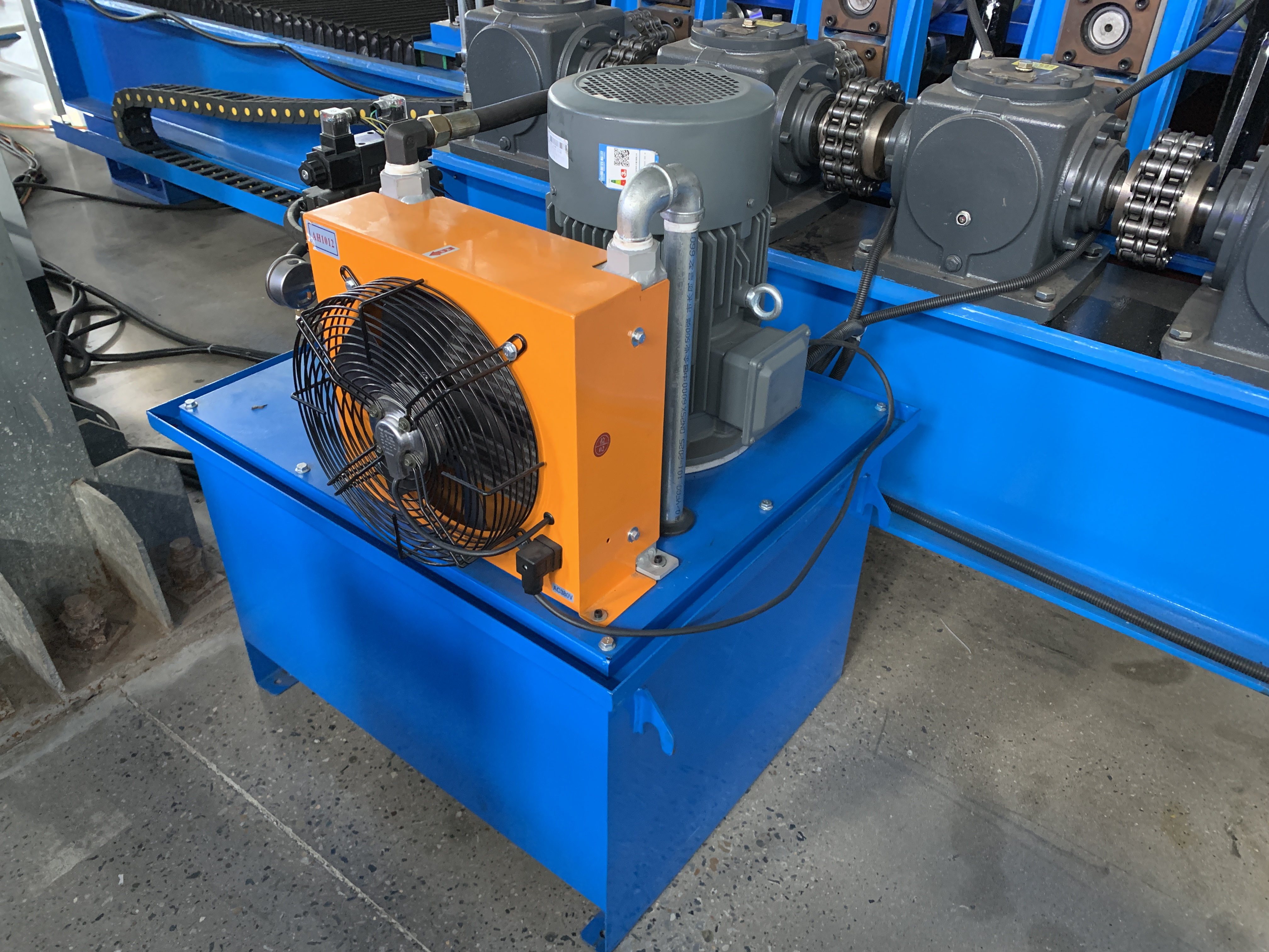 High speed, high precision trapezoidal roofing sheet making machine