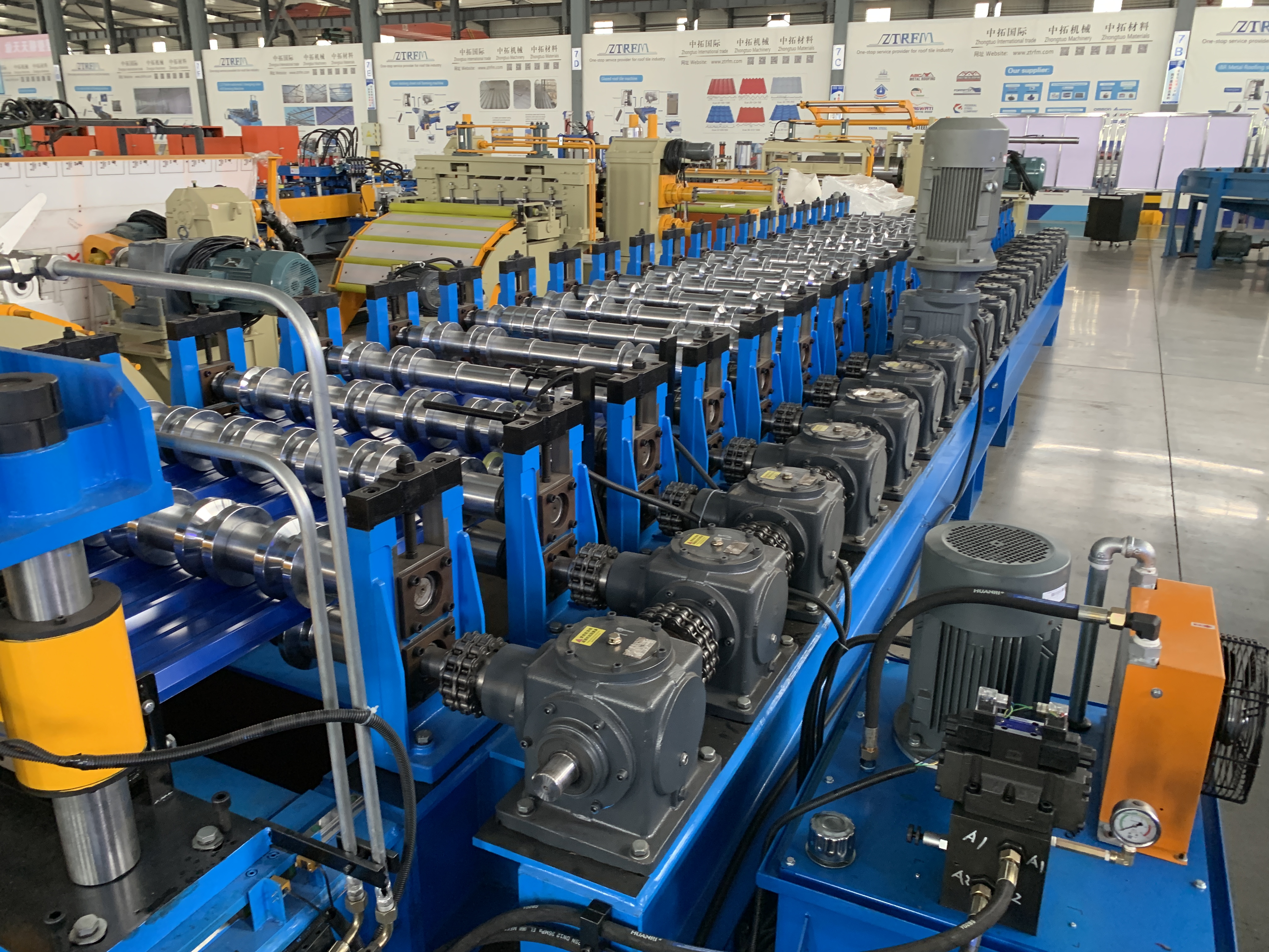 High speed, high precision trapezoidal roofing sheet making machine