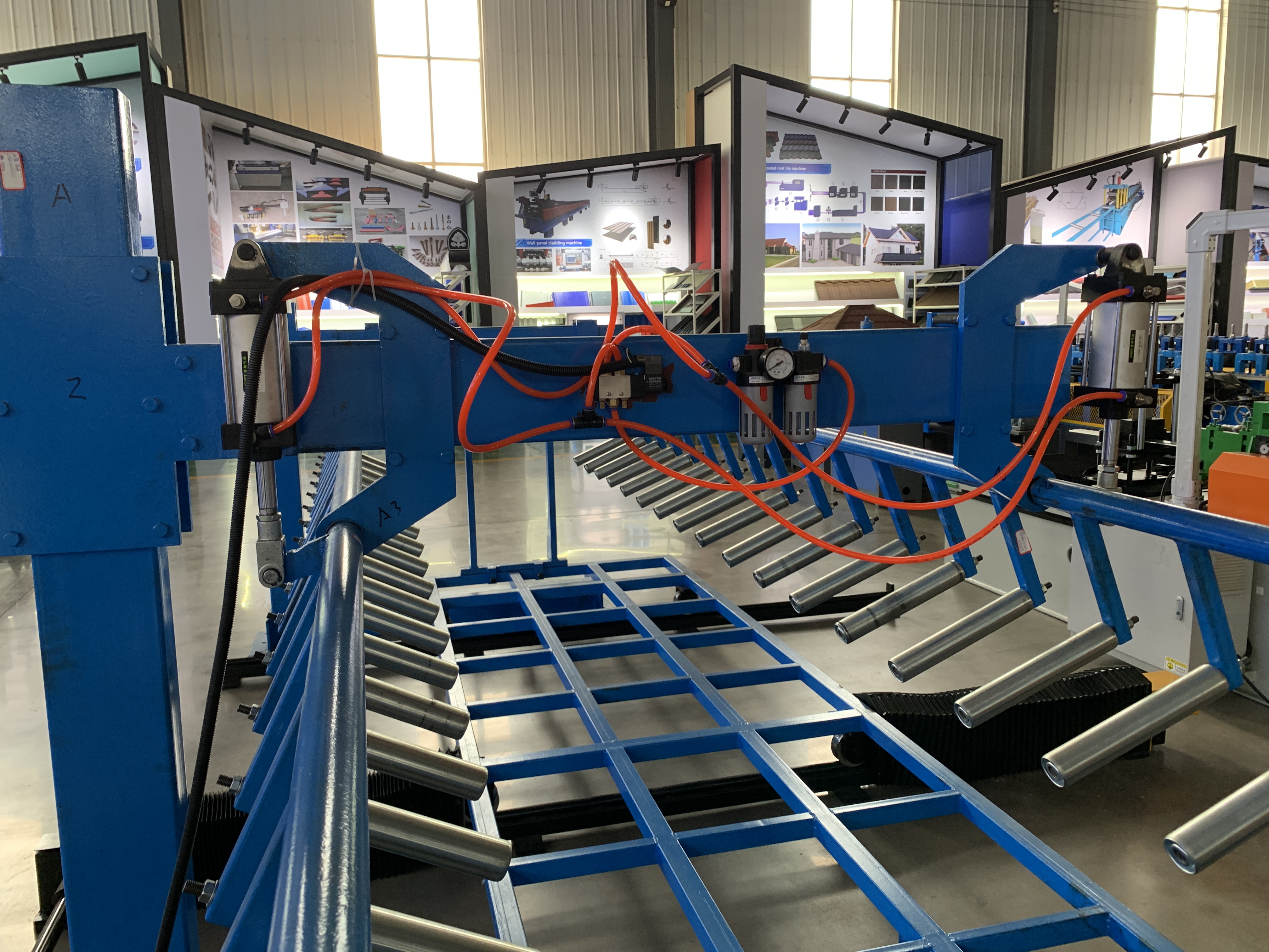 High speed, high precision trapezoidal roofing sheet making machine