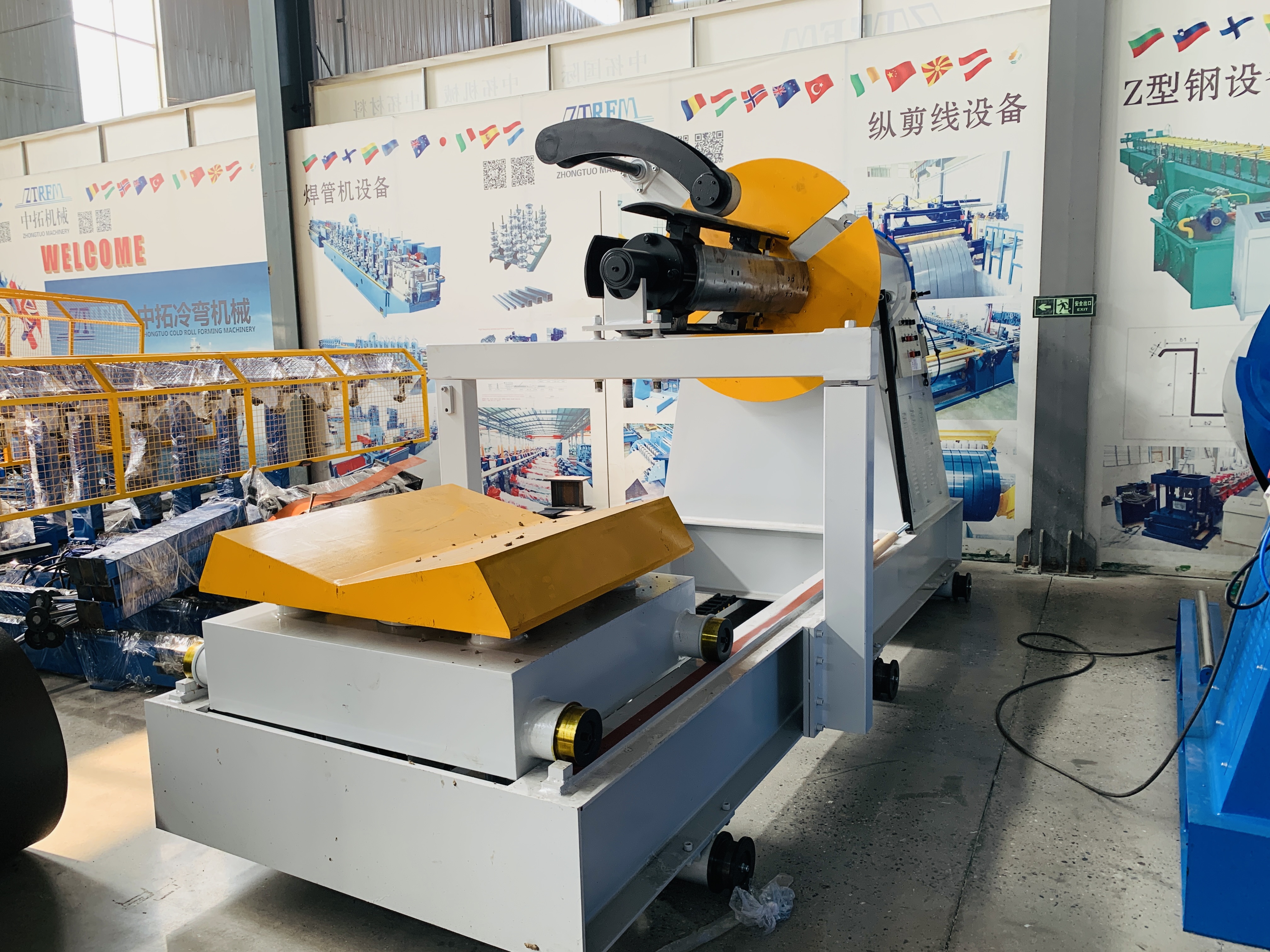 High speed, high precision trapezoidal roofing sheet making machine